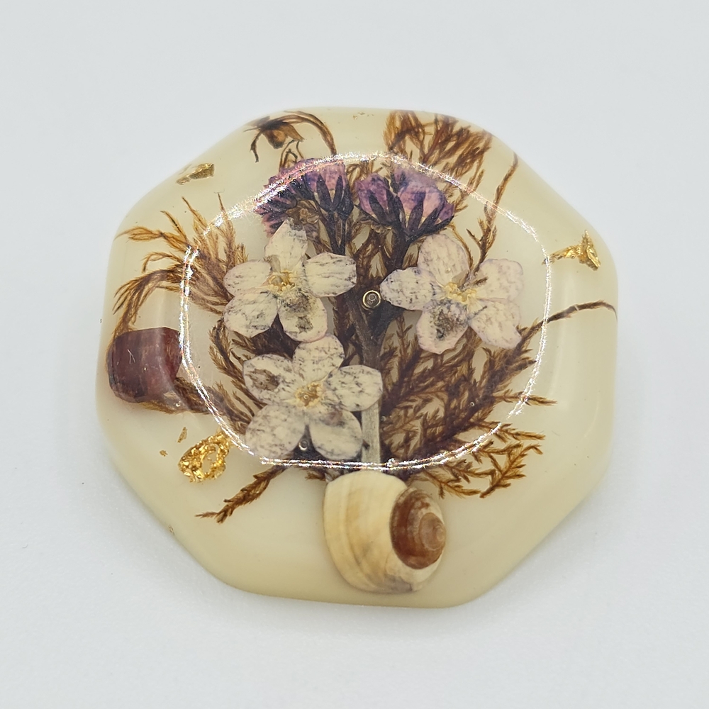 VTG Pressed Flower Resin Brooch Shell Botanical Lucite Floral Pin